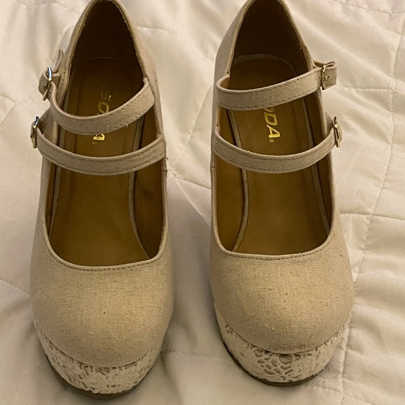 Lace Wedges - Picture 2 of 5